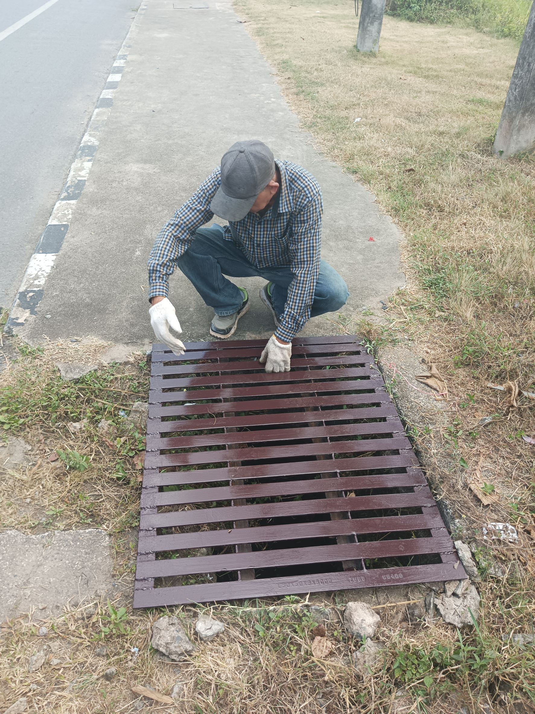 21 กุมภาพันธ์ 2568  ซ่อมฝาคูหน้าหน้าสถานีตำรวจ