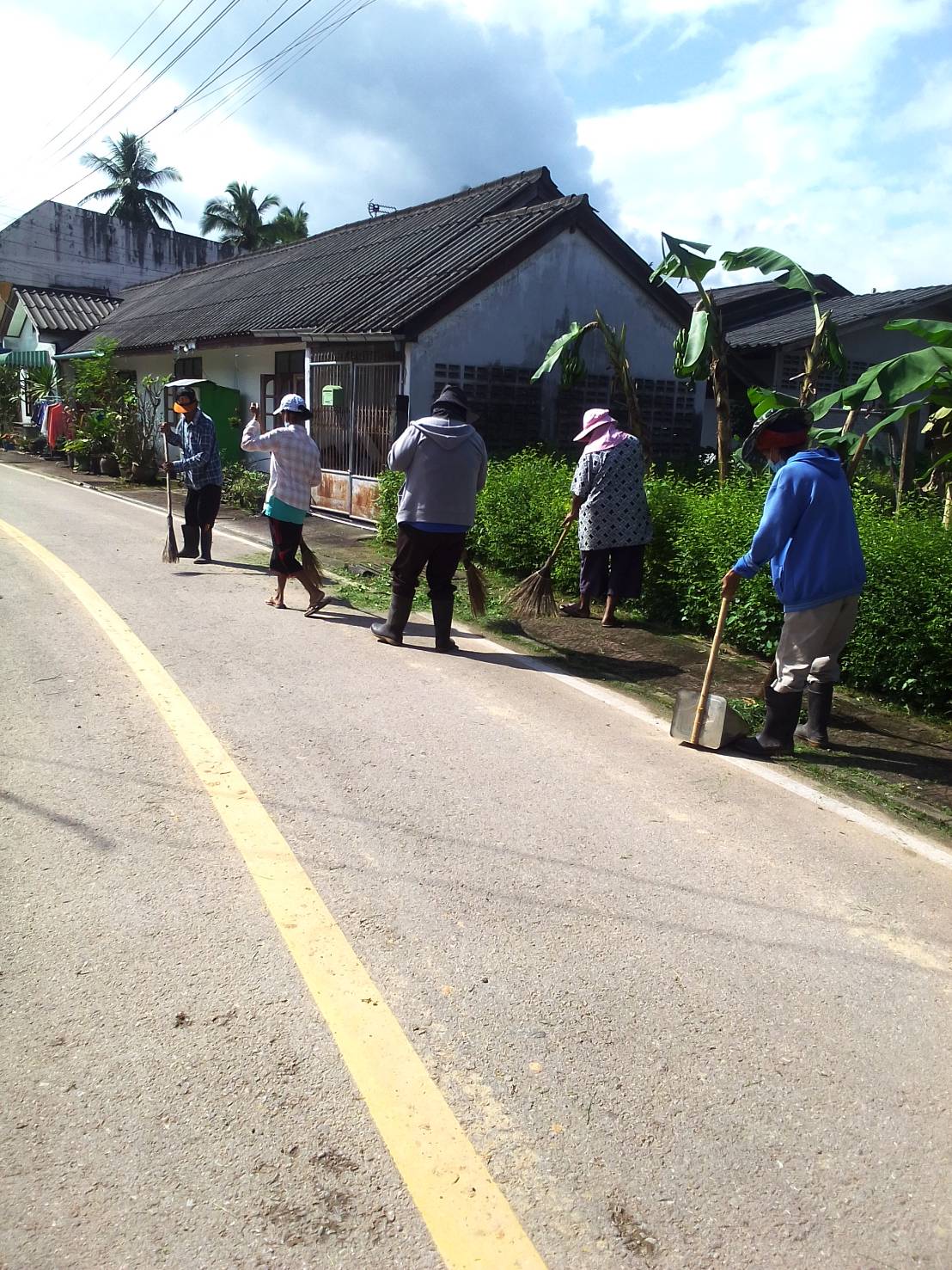 ทำความสะอาดถนนวัดสุวรรณวิชัย