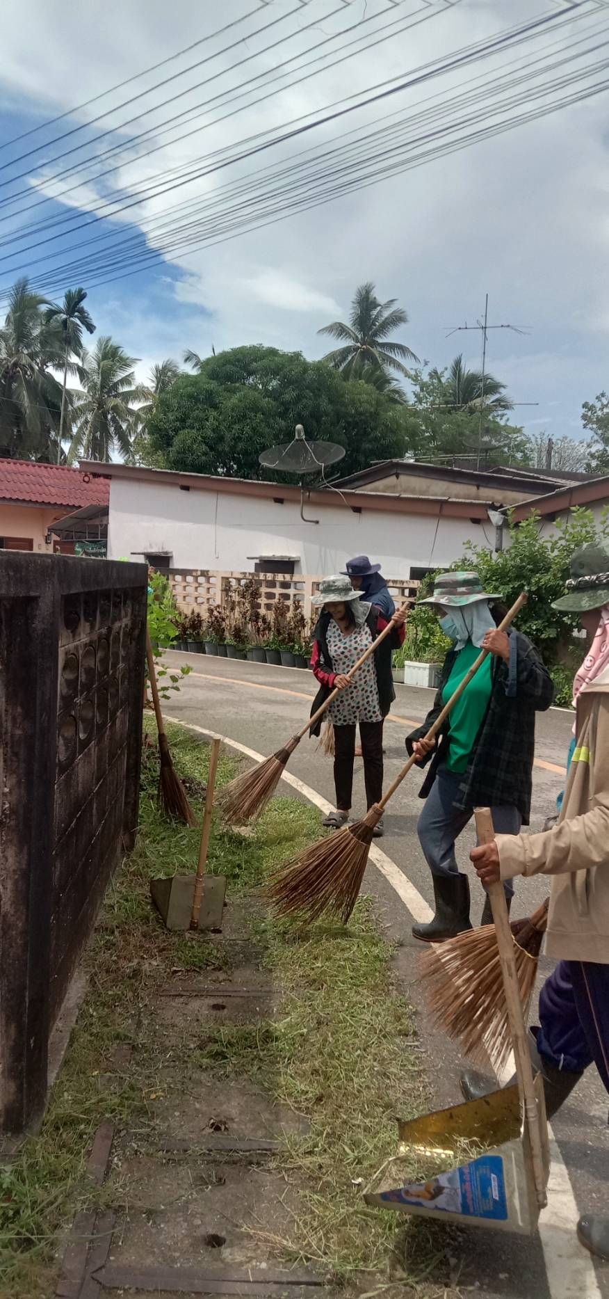 ทำความสะอาดถนนหลังวัดสุวรรณวิชัย