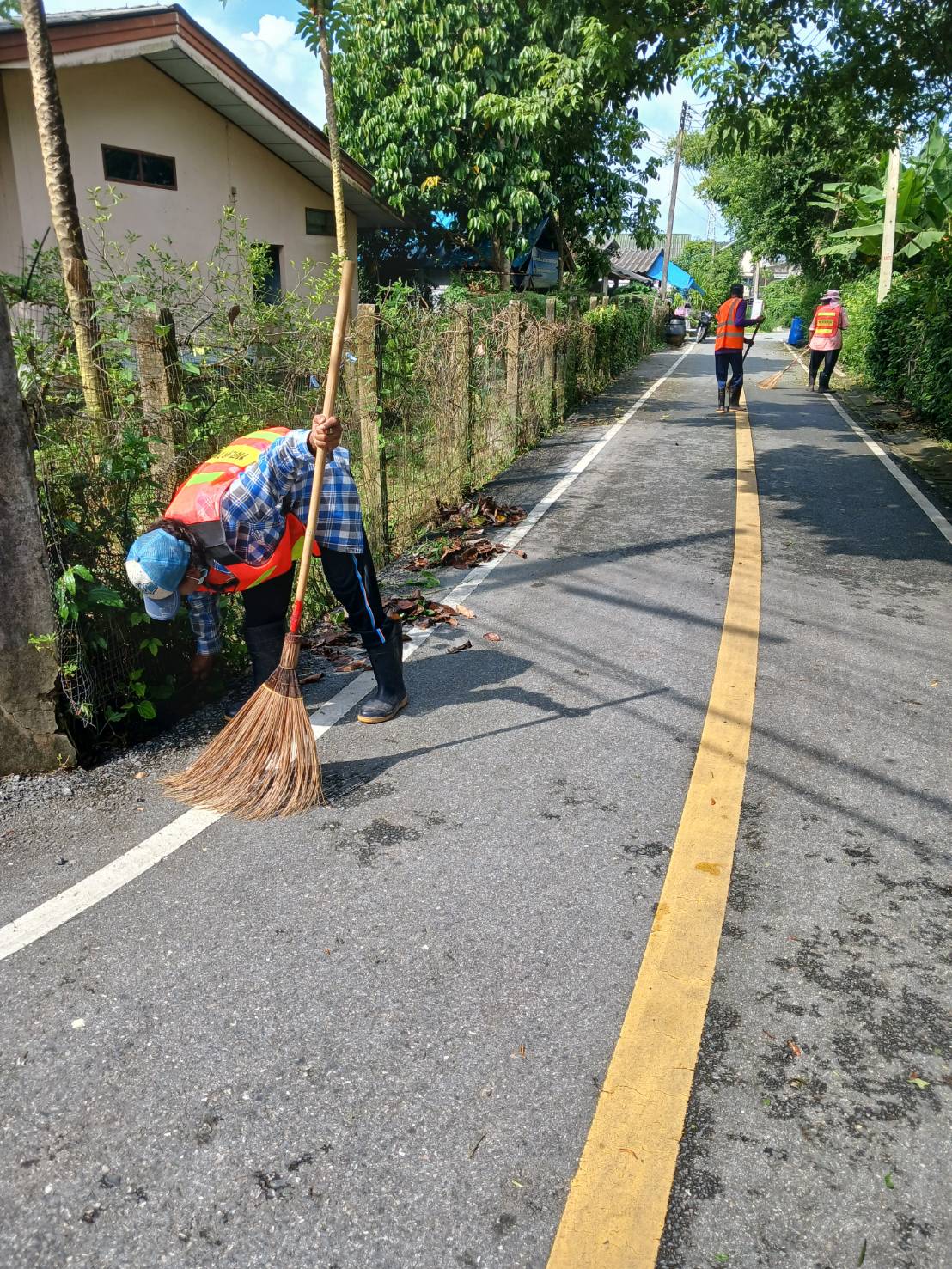 14 ธันวาคม 2566 กองสาธารณสุขฯ ทำความสะอาดถนนประชาสามัคคี