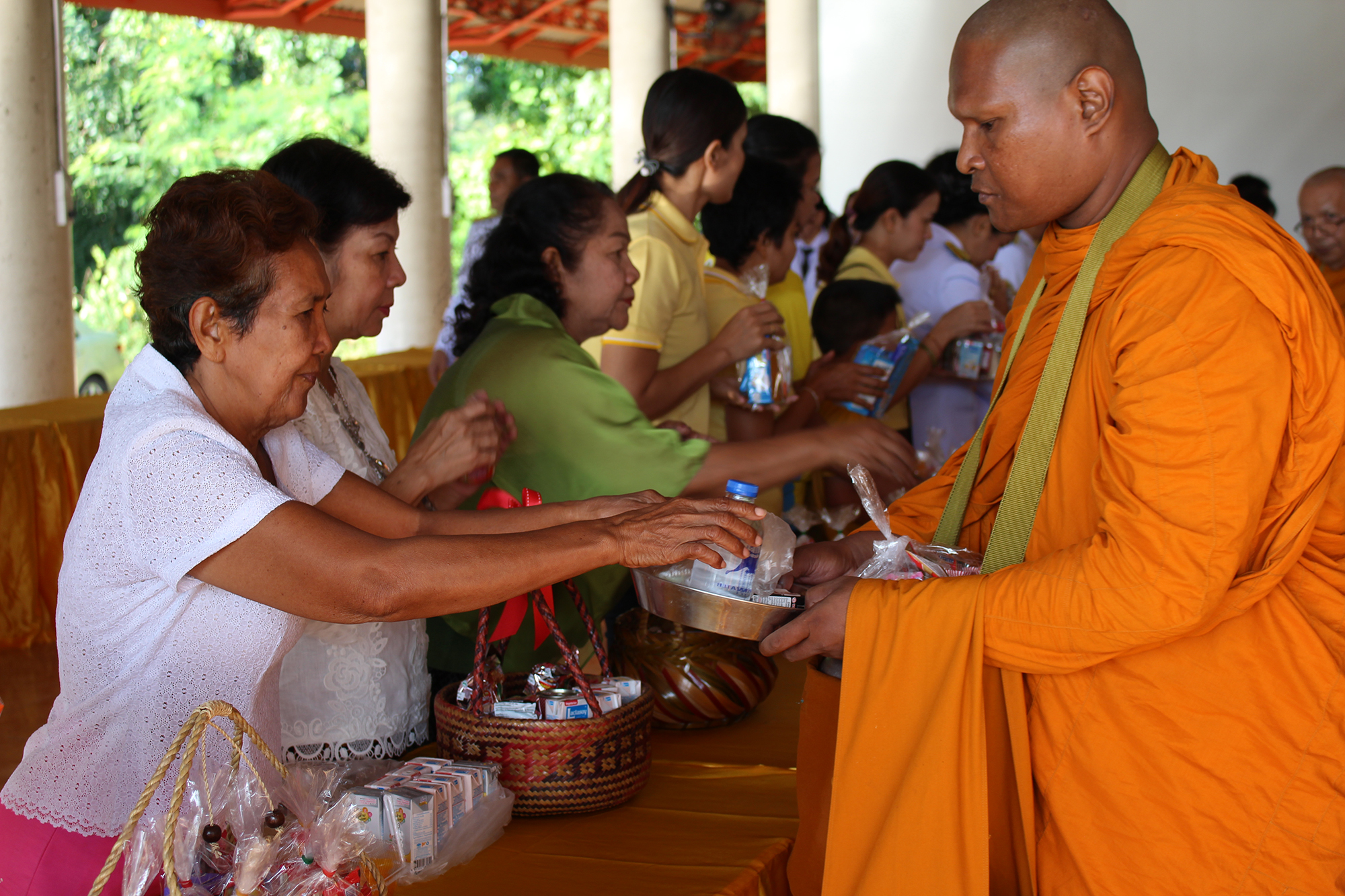 ทำบุญตักบาตร เนื่องในวันคล้ายวันสวรรคต พระบาทสมเด็จพระบรมชนกาธิเบศร มหาภูมิพลอดุลยเดชมหาราช บรมนาถบพิตร เมื่อวันที่ 13 ตุลาคม 2562 