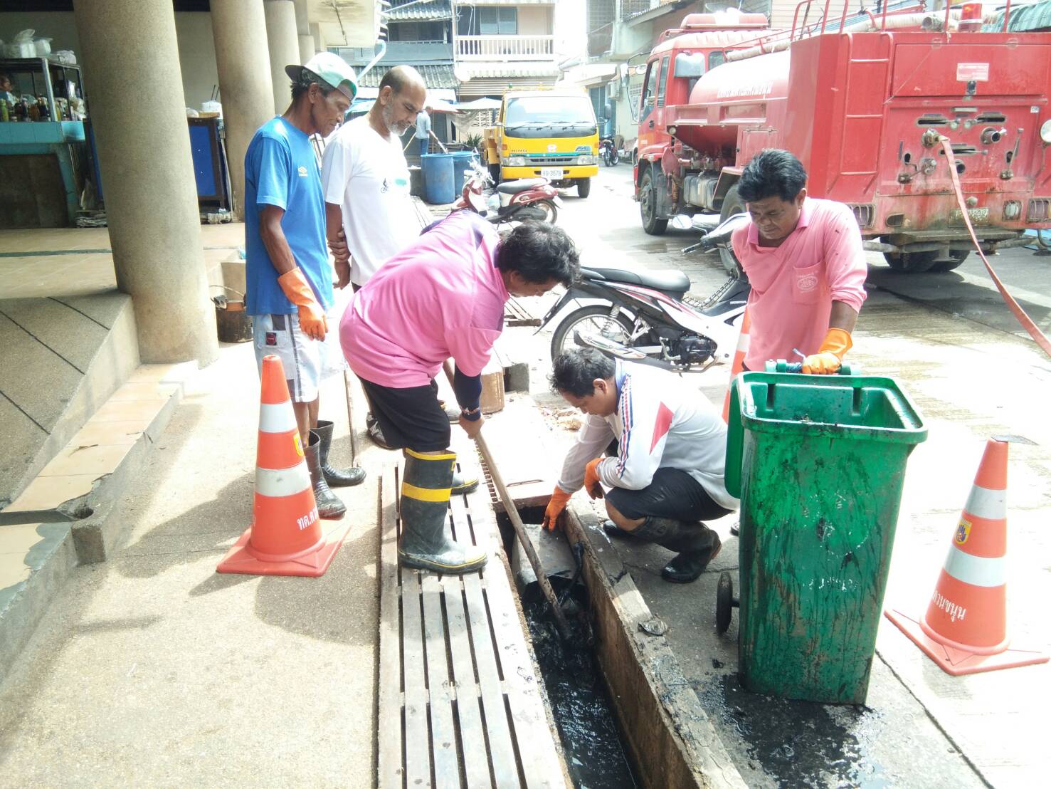 กองสาธารณสุขฯ ล้างทำความสะอาดคูระบายน้ำตลาดสดฝั่งตะวันออก