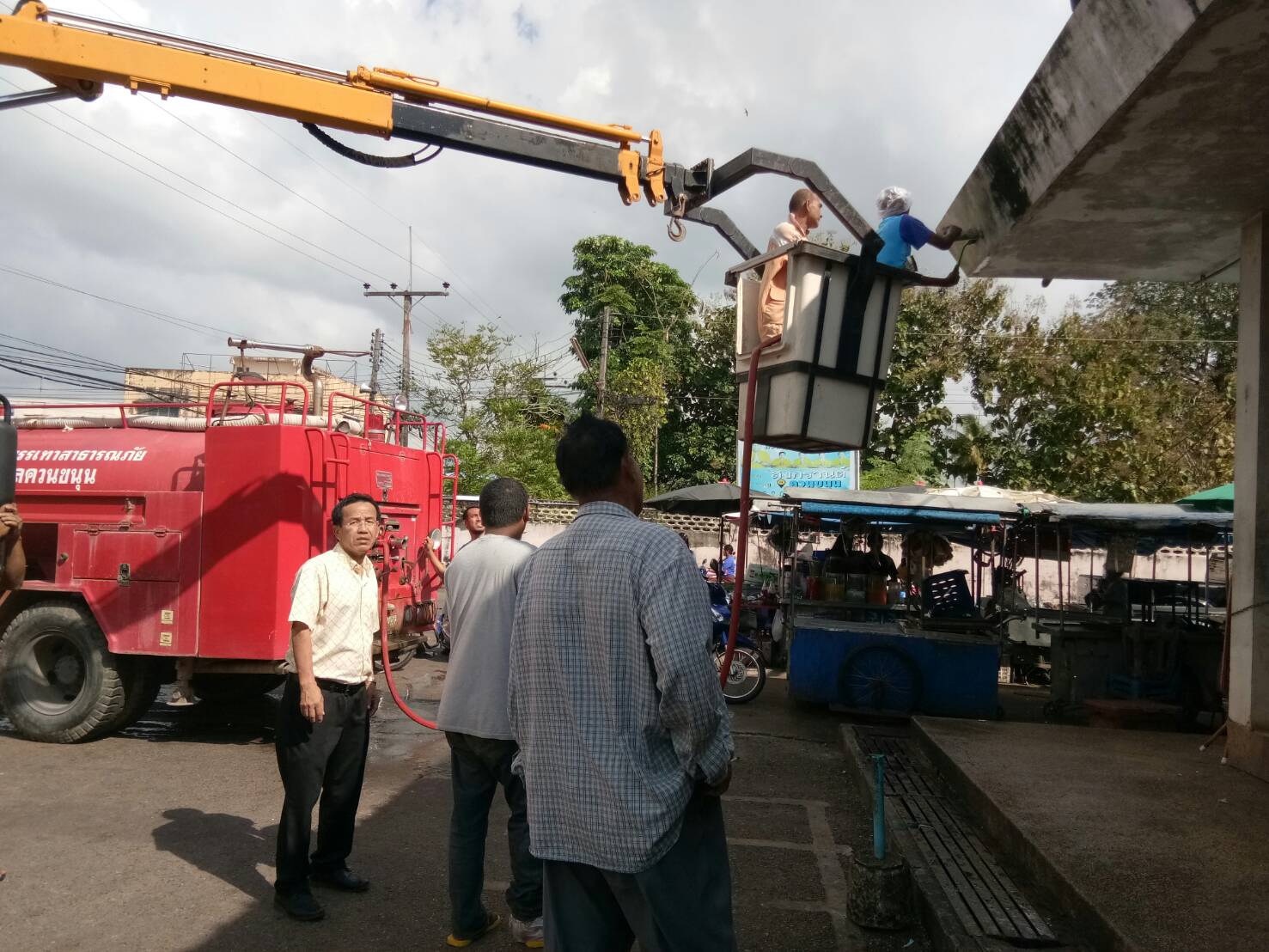 การปฏิบัติงานทำความสะอาดตลาดและซ่อมแซมส่วนที่ชำรุดและเสียหาย