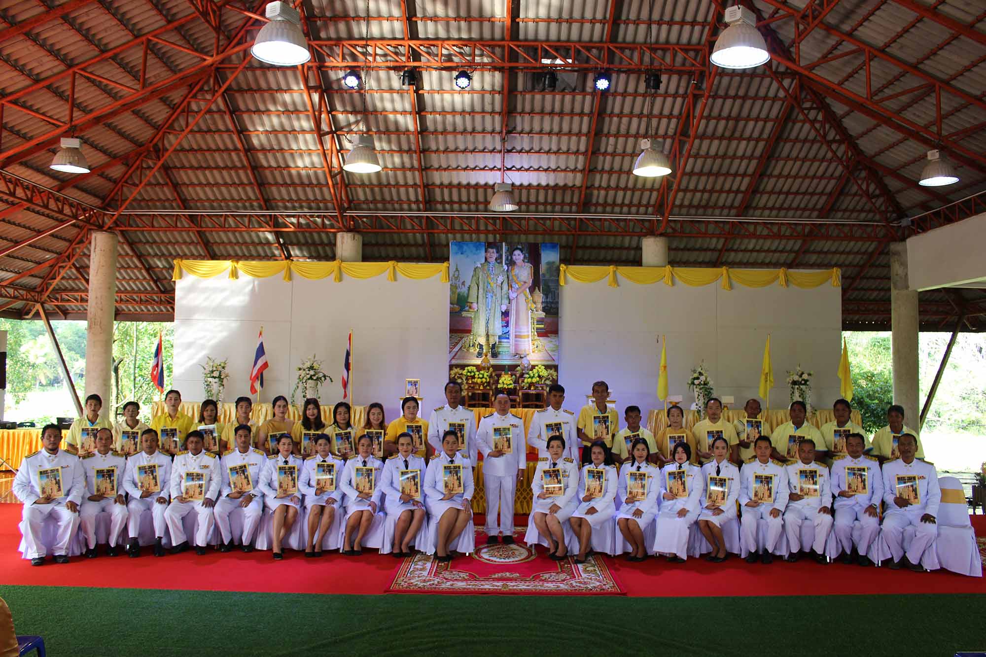 พิธีรับมอบพระราชทานพระบรมฉายาลักษณ์