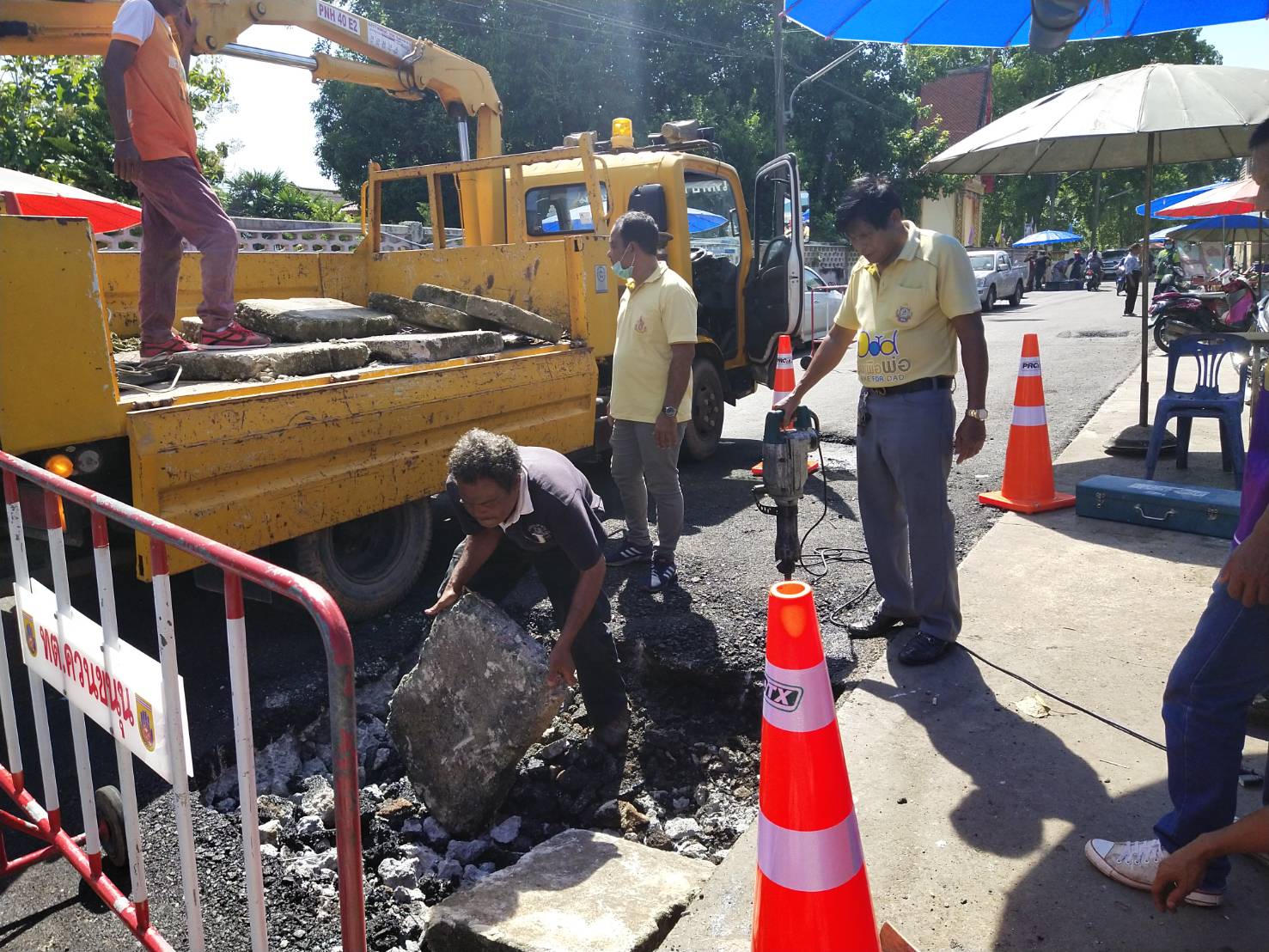 กองช่างดำเนินการซ่อมแซมพื้นถนนที่ชำรุด