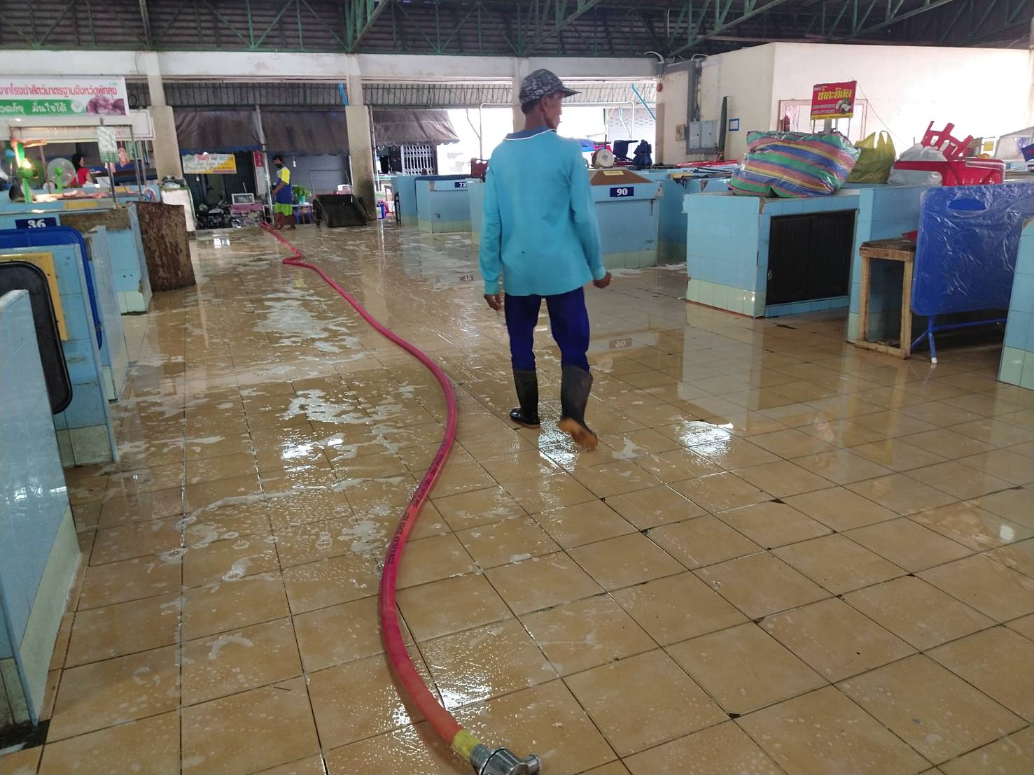 กองสาธารณสุขฯล้างตลาดประจำสัปดาห์