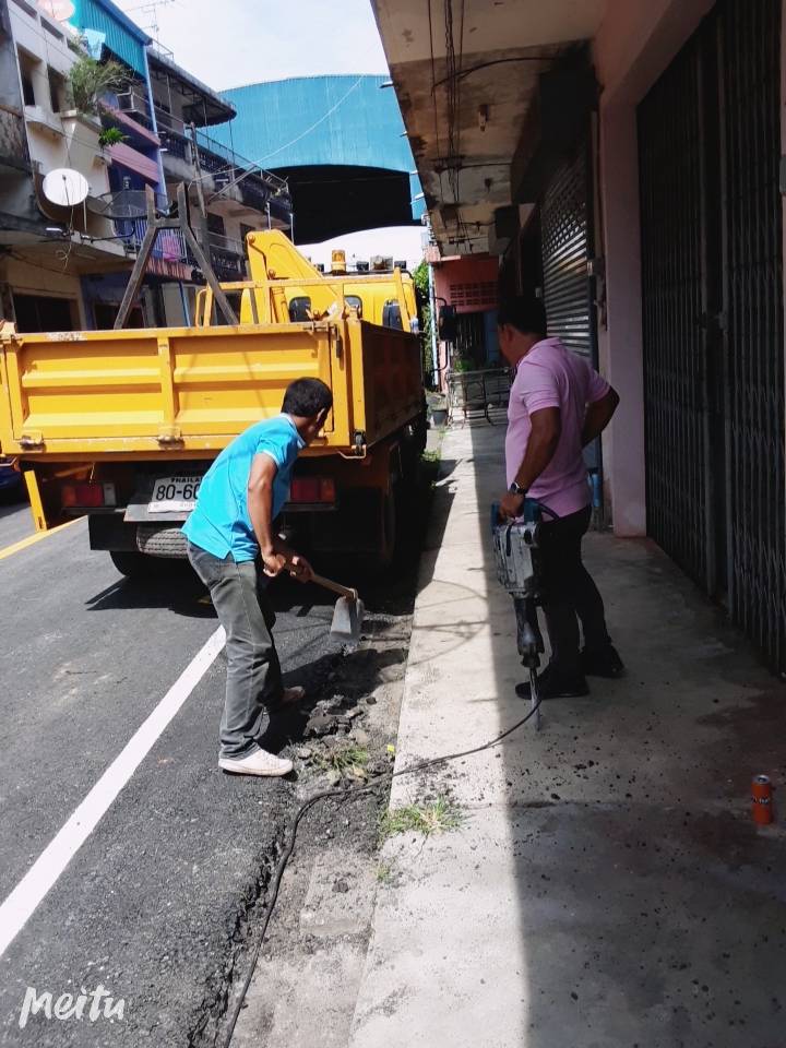 กองช่างลงรื้อขุดเจาะทางระบายน้ำบริเวณถนนฝั่งตลาดตะวันตก