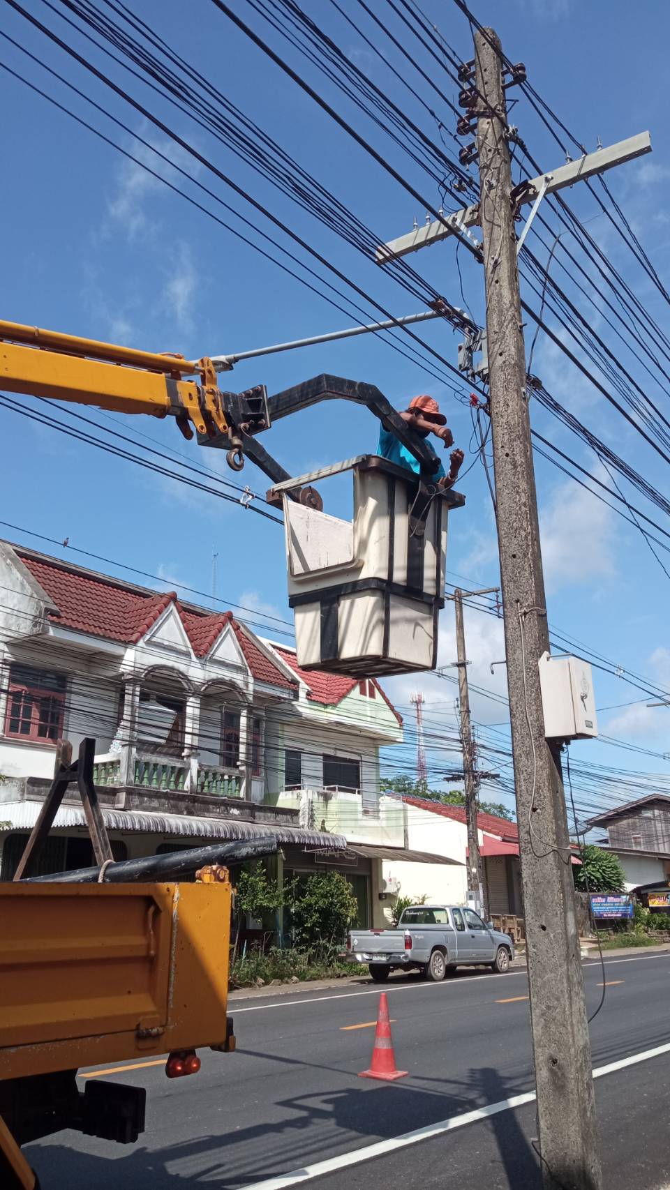 ซ่อมไฟฟ้าสาธารณะถนนหลังวัดสุวรรณวิชัย และถนนควนขนุนพัทลุง