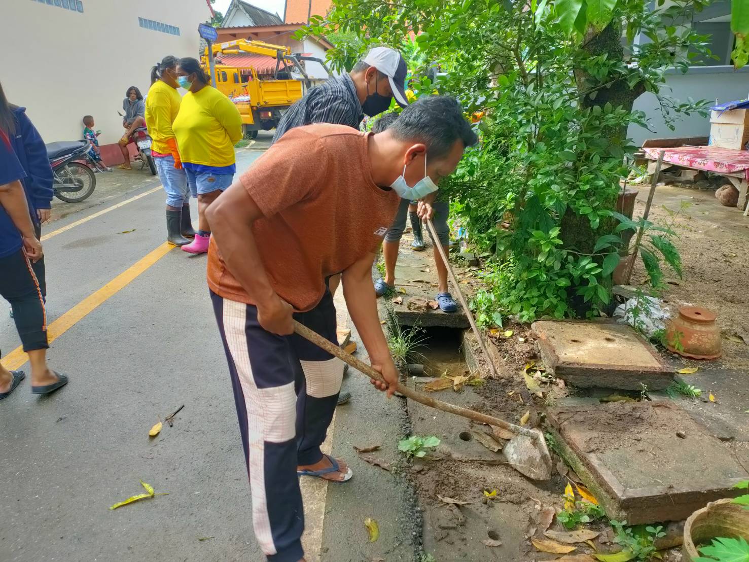 ล้างทำความคูระบายน้ำบริเวณชุมชนหลังวัดสุวรรณวิชัย