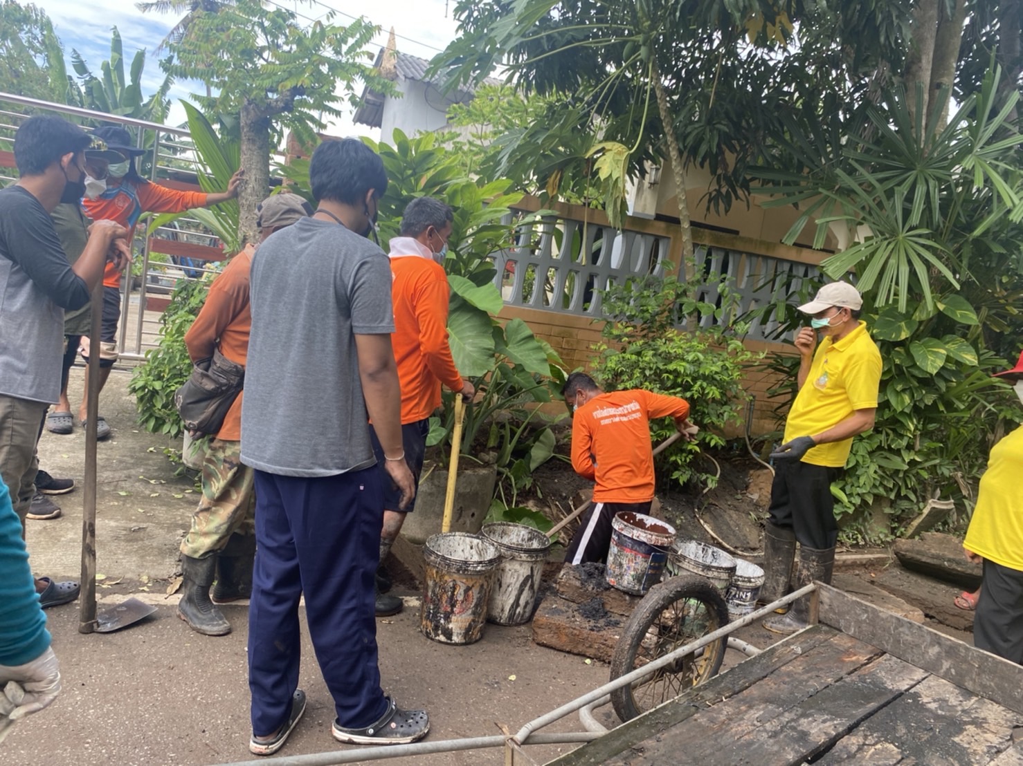 ล้างทำความคูระบายน้ำชุมชนหลังวัดสุวรรณวิชัยวันที่ 2