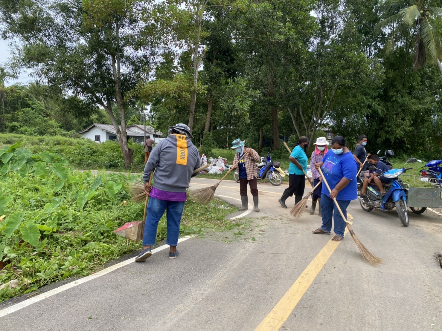 ทำความสะอาดตัดแต่งกิ่งไม้ถนนโคกวา-ถนนสุวรรณวิชัย