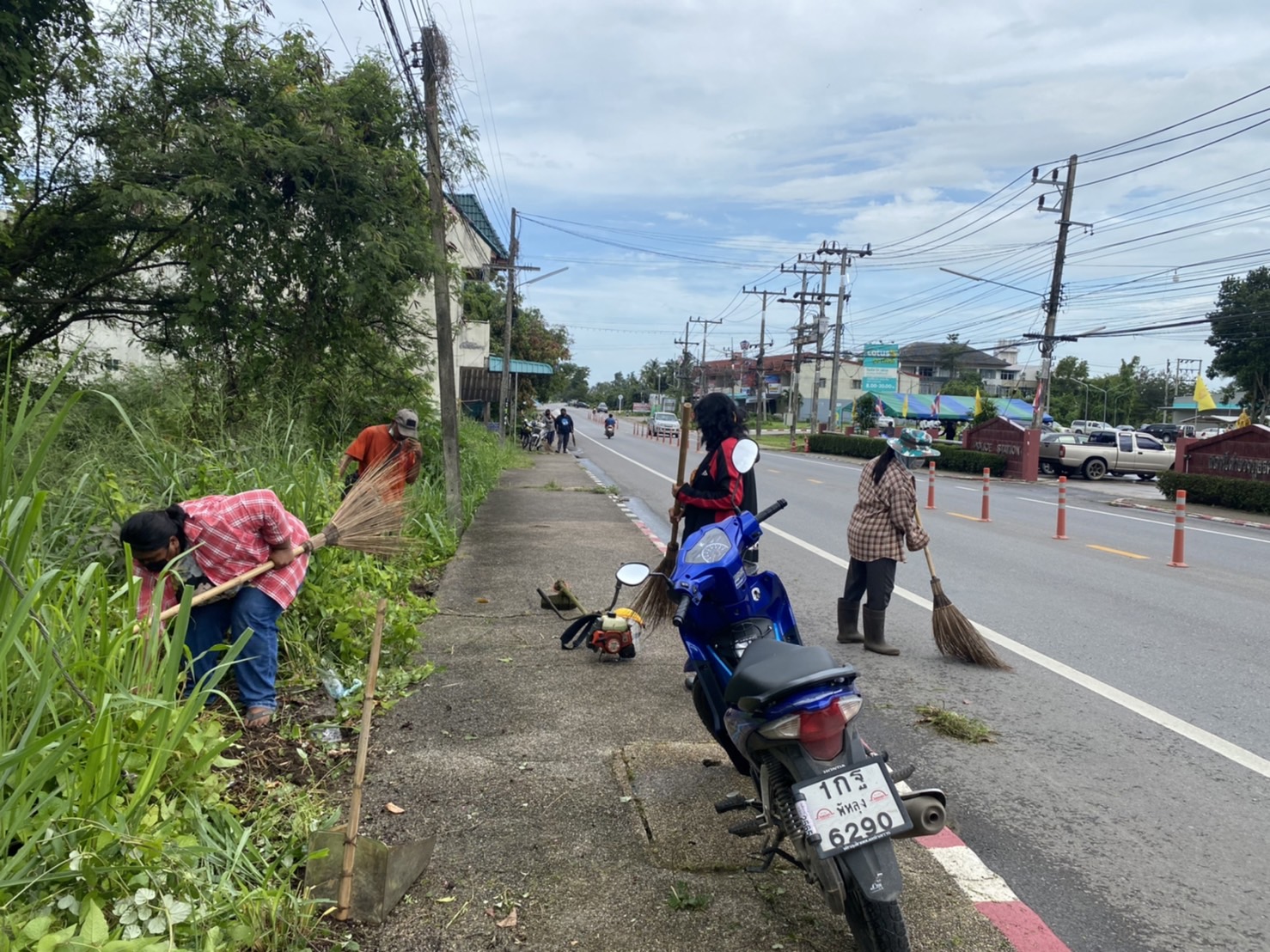 ทำความสะอาดตัดแต่งกิ่งไม้ถนนโคกวา-ถนนสุวรรณวิชัย