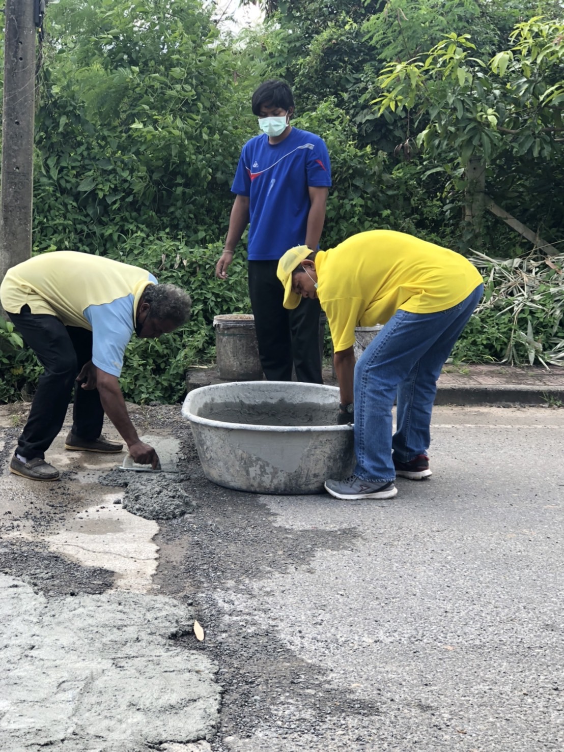 ซ่อมแซมพื้นผิวถนนที่ชำรุด บริเวณถนนสายเลียบควน