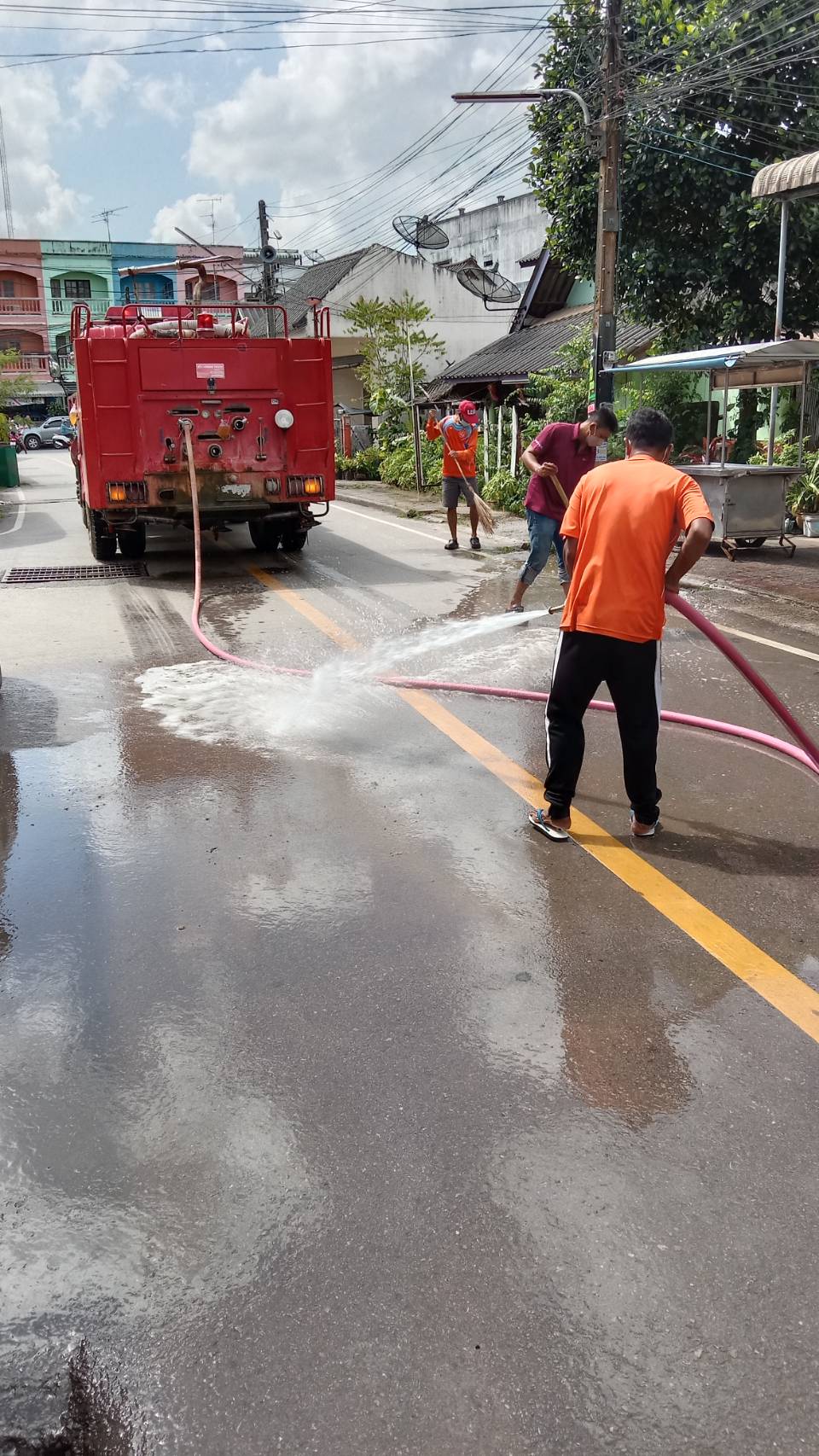 ทำความสะอาดพื้นผิวถนนบริเวณถนนสายสุวรรณวิชัย4