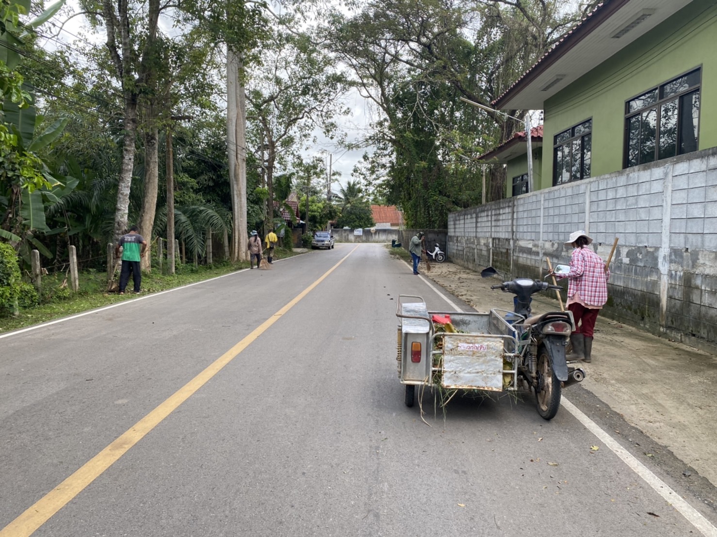 ทำความสะอาดตัดแต่งกิ่งไม้บริเวณถนนหลังโรงเรียนบ้านควนขนุน