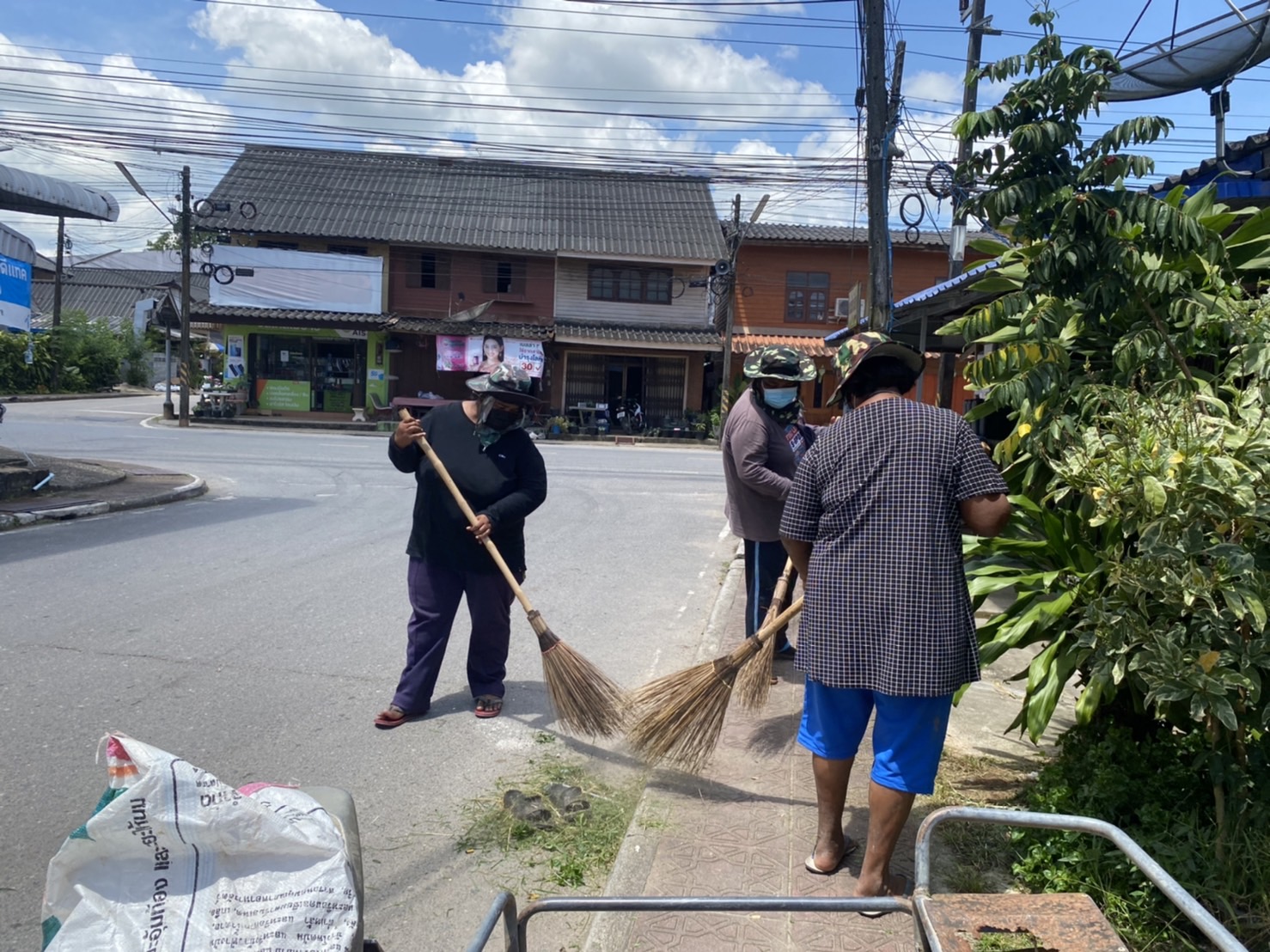 ทำความสะอาดถนนประชาสามัคคี