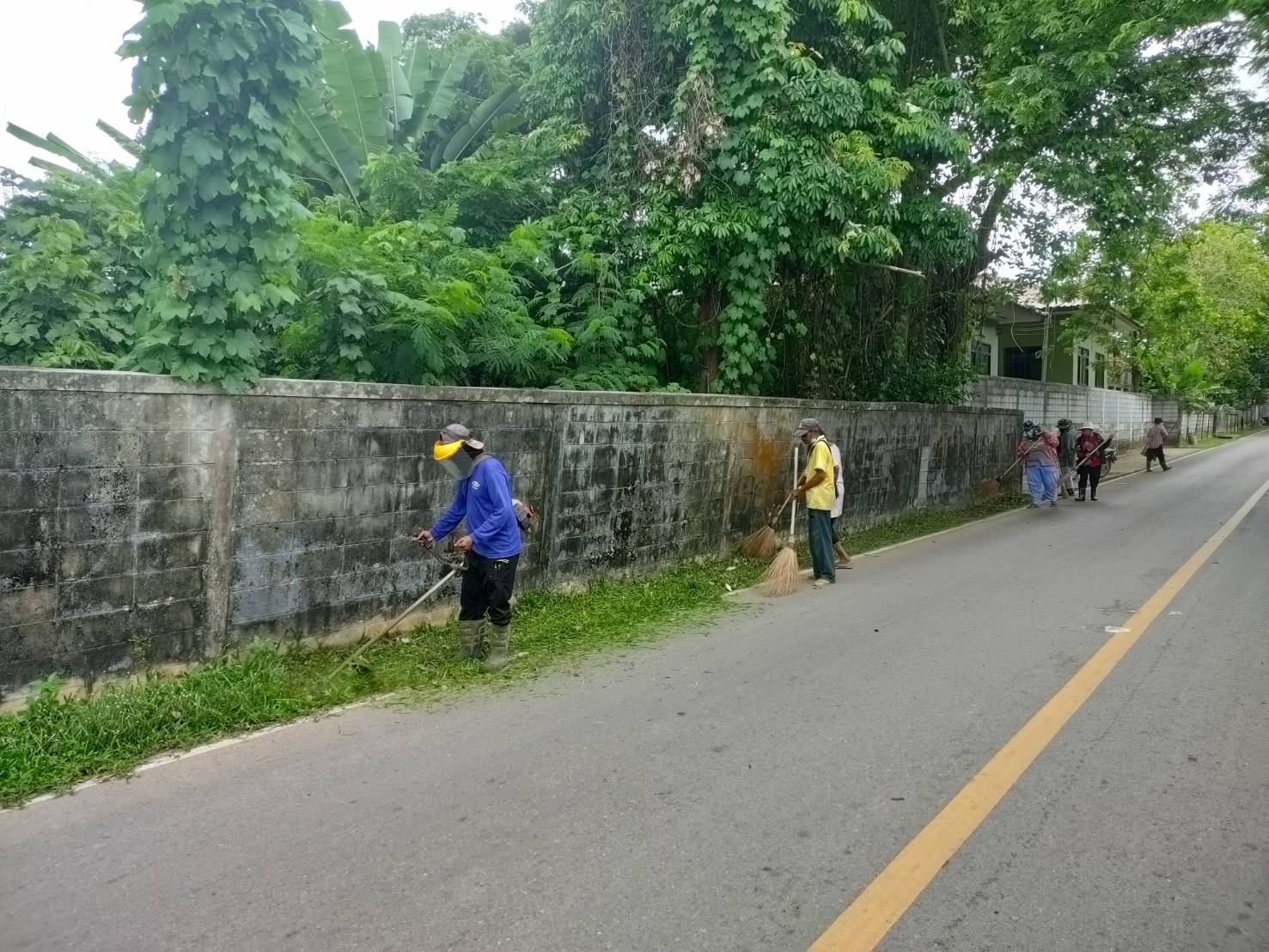 ทำความสะอาดถนนหลังโรงเรียนบ้านควนขนุน