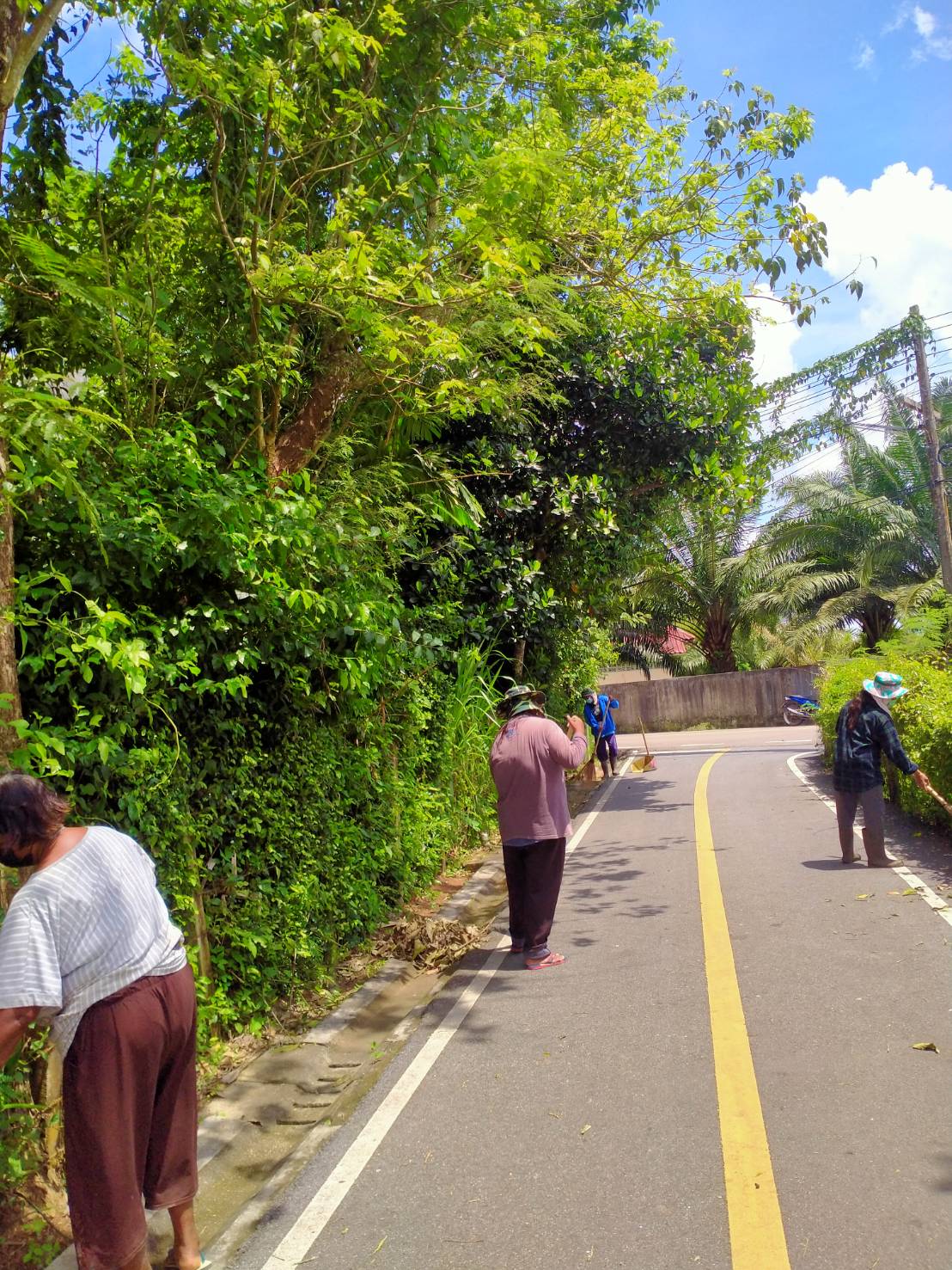 ทำความสะอาดถนนหลังโรงเรียนบ้านควนขนุน