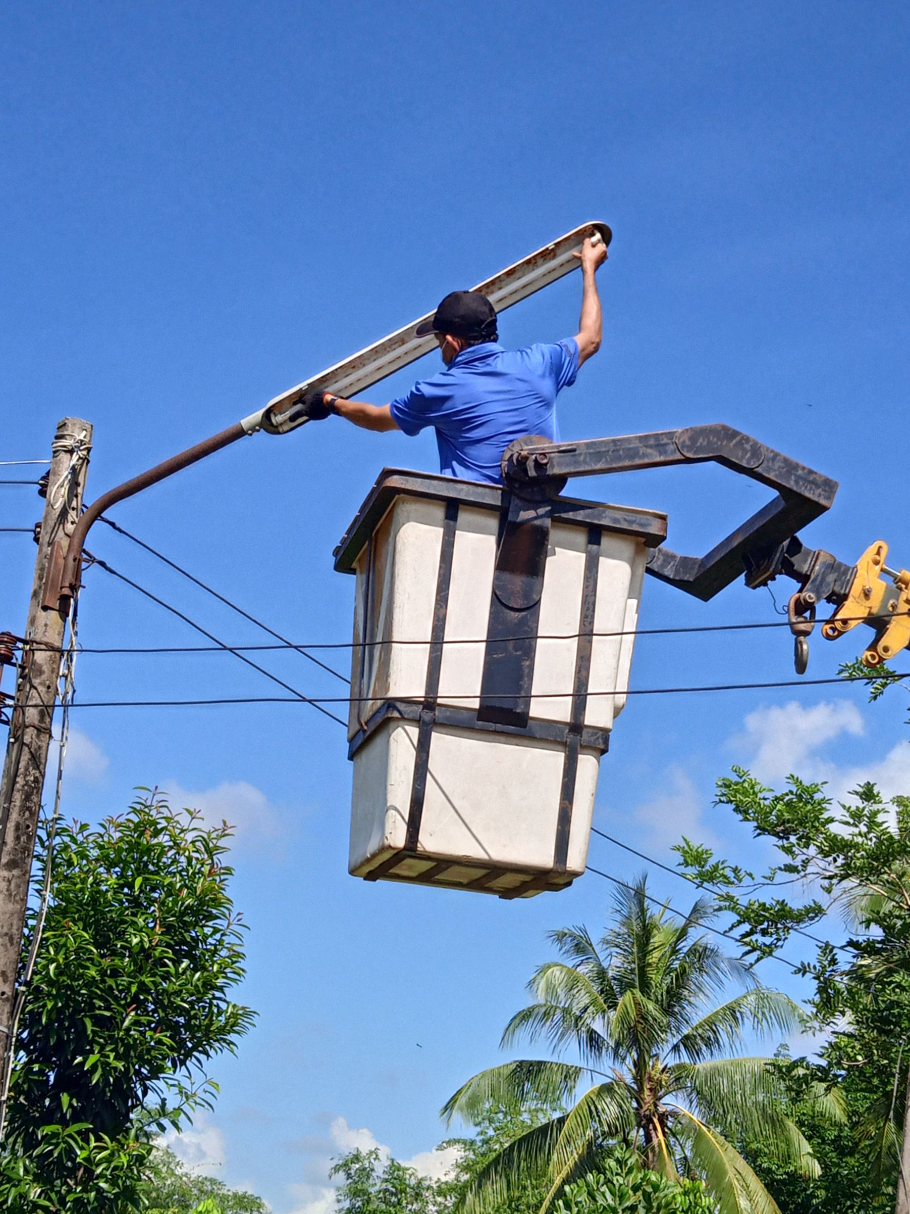 ซ่อม-เปลี่ยนหลอดไฟฟ้า ณ สถานที่ผลิตน้ำประปา