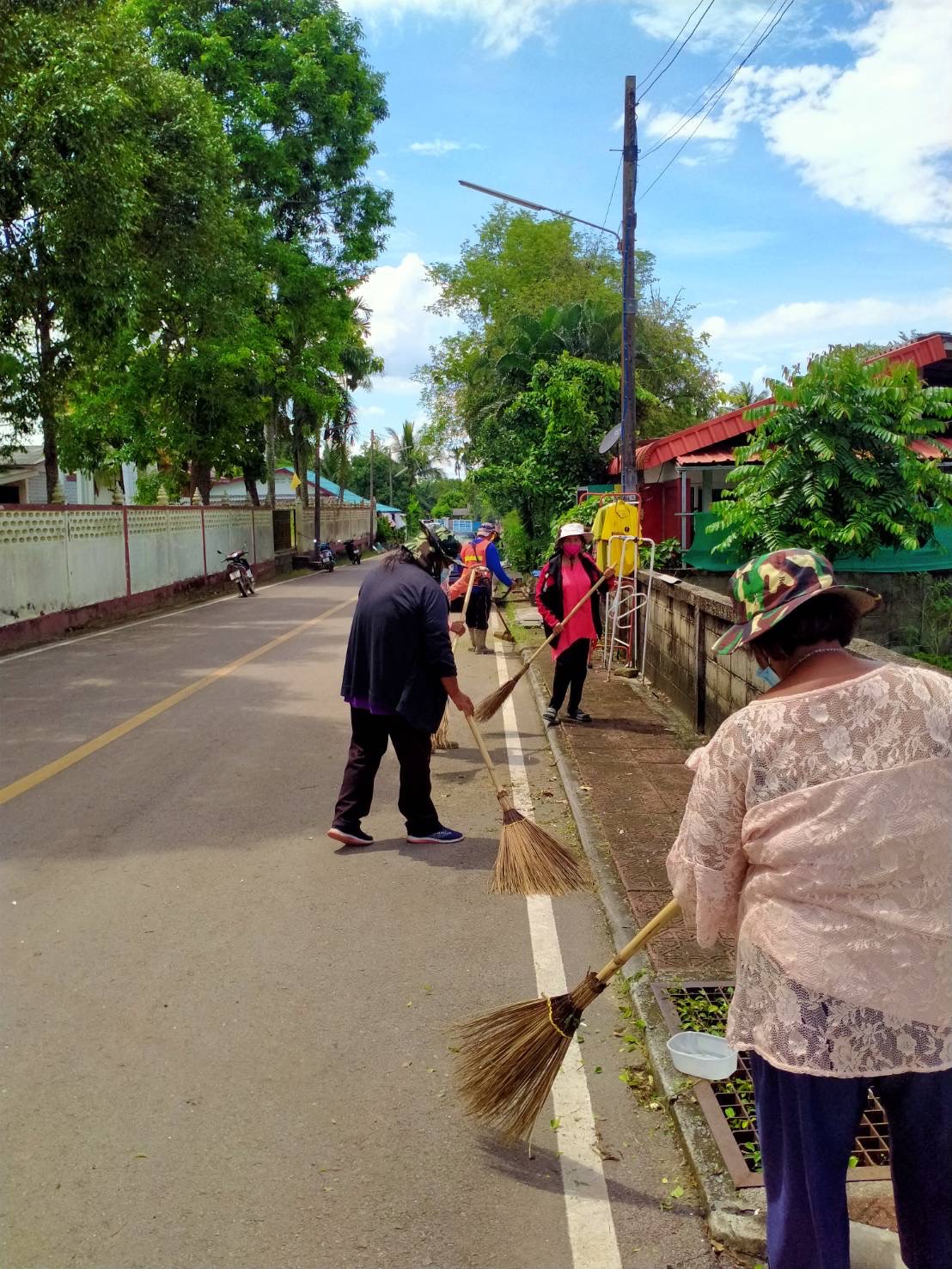 ทำความสะอาดถนนหลังวัดสุวรรณวิชัย