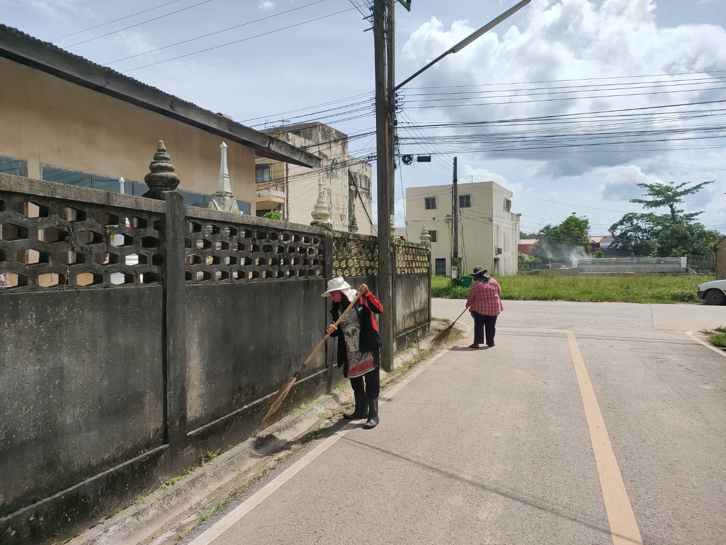 ทำความสะอาดถนนหลังวัดสุวรรณวิชัย