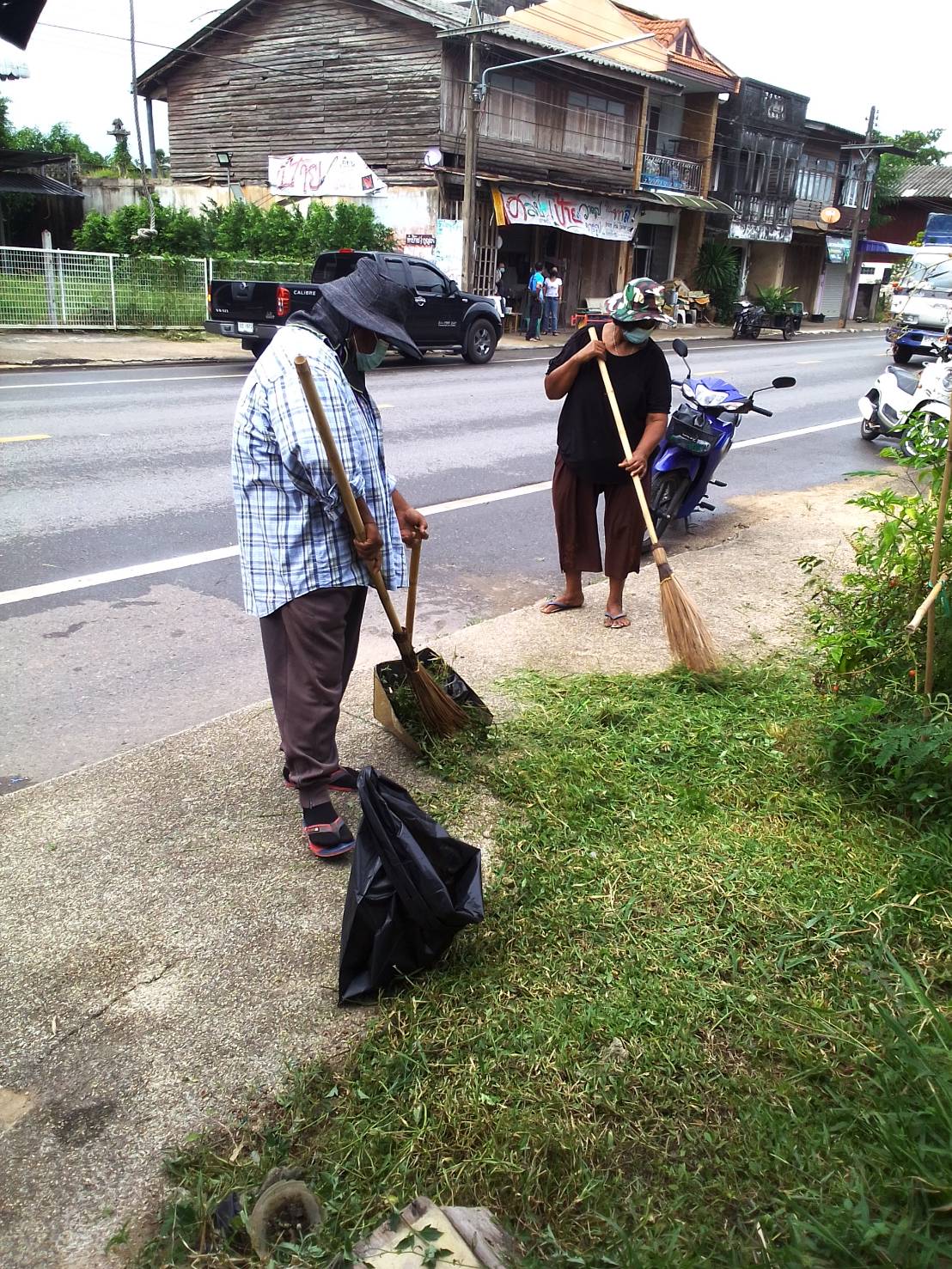 ทำความสะอาดถนนควนขนุน-ทะเลน้อย และถนนควนขนุน-เขาปู่